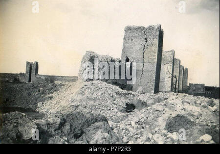 Српски / Srpski: Fotografije Smedereva neposredno pre ho nakon katastrofalne eksplozije juna 1941. u kojoj je poginulo više hiljada ljudi u jednom danu - Razorene zidine srednjovekovne tvrdjave. 1941 143 Eksplozija u Smederevu 1941 12 Foto Stock