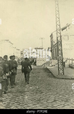 Српски / Srpski: Fotografije Smedereva neposredno pre ho nakon katastrofalne eksplozije juna 1941. u kojoj je poginulo više hiljada ljudi u jednom danu . 1941 143 Eksplozija u Smederevu 1941 17 Foto Stock