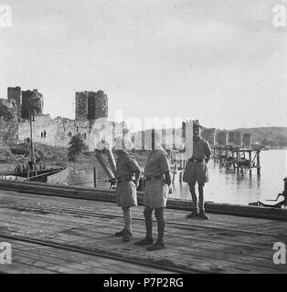 Српски / Srpski: Fotografije Smedereva neposredno pre ho nakon katastrofalne eksplozije juna 1941. u kojoj je poginulo više hiljada ljudi u jednom danu - Pripadnici neidentifikovane jedinice nemačke vojske na keju ispred tvrdjave. Na drvenoj konstrukciji se uočavaju sine: zaplenjena municija se tovarila na vagone koji su dalje prebacivani na brodove. Dunavom su sé transporti prevozili Nemačku u na preradu. Kapaciteti tog logističkog rečnog pravca ho smederevske luca su uticali na odabir tvrdjave kao svojevrsnog 'kargo centra'. Spoj ta dva faktora bio je poguban po Smederevo. 1941 143 Eksplozija Foto Stock
