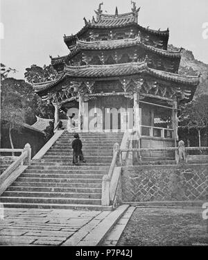 Inglese: "Nampoto' (Nanputuo) tempio di Xiamen, Fujian, da attraverso la Cina con una telecamera . 1870 o 1871 56 tempio buddista, Amoy Foto Stock