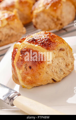 Pane fresco caldo ciambelle a croce Foto Stock