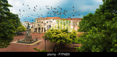 Le colombe volando sopra la piazza principale, Santo Domingo, Repubblica Dominicana Foto Stock