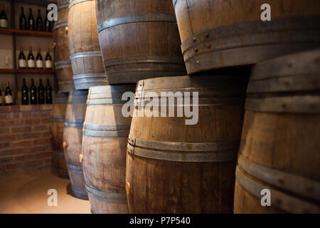 Barili di vino Sudafricano impilati per la vendita Foto Stock