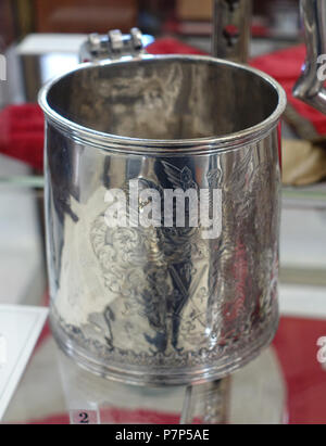 Inglese: presentano in Bennington Museum - Bennington, Vermont, USA. Questo lavoro è il perché l'artista morì oltre 70 anni fa. La fotografia è stata ammessa nel museo senza restrizione. Il 28 febbraio 2015, 13:20:21 363 Il boccale, Jacobus van der Spiegel, New York City, c. 1695, argento - Bennington Museum - Bennington, VT - DSC08702 Foto Stock