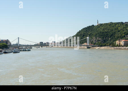 Una vista del fiume Danubio con ponte Erzsebet sullo sfondo a Budapest, Ungheria Foto Stock