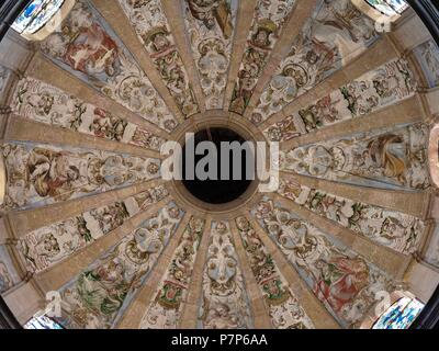 CATEDRAL DE SANTA MARIA Y SAN JULIAN O Catedral de Nuestra Señora de Gracia. Interno, Capilla de Nuestra Señora del Sagrario. CUPULA. DETALLLE DE LAS PINTURAS. CUENCA, ESPAÑA. Foto Stock