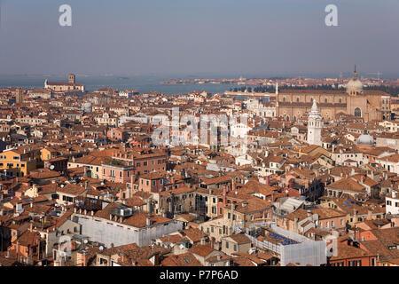 Tetti, guardando a nord su parti di San Marco, Castello e Cannaregio, Venezia, Italia, dalla cima del Campanile di San Marco Foto Stock