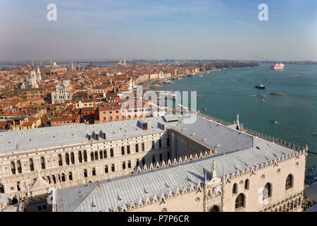 Il Palazzo Ducale; Castello e il Bacino di San Marco al di là, con una grande nave che lascia porta: visto dal campanile di San Marco, Venezia, Italia Foto Stock