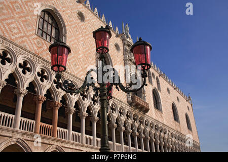 Close-up di dettaglio arcuata di loggia di Palazzo Ducale Piazzetta San Marco, Venezia, Italia in una giornata di sole; lampost ornati in primo piano Foto Stock