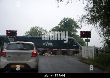 Treno livello Crossing Foto Stock