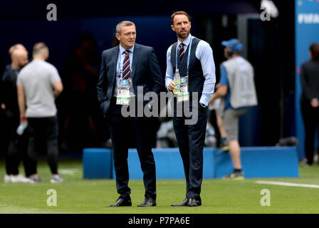 Inghilterra manager Gareth Southgate (destra) e Inghilterra U-21 manager Aidy Boothroyd ispezionare il passo prima della Coppa del Mondo FIFA, quarti di finale corrispondono a Samara Stadium. Foto Stock