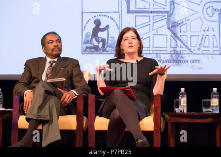 3W1A5586 (27248174775). Maurice Jackson, professore di storia, la Georgetown University e Nancy Bercaw, museo curatore presso lo Smithsonian, il Museo Nazionale di afro-americano di storia e cultura, parlare durante una tavola rotonda intitolata 'African American Life a Washington DC, prima di emancipazione," presso gli archivi nazionali a Washington DC, il 13 aprile 2016. Foto Stock