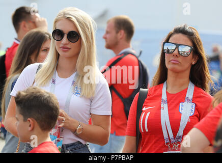 Annabel Peyton (sinistra), partner di Inghilterra del Jack e Butland Rebecca Vardy, moglie di Jamie Vardy prima della Coppa del Mondo FIFA, quarti di finale corrispondono a Samara Stadium. Foto Stock