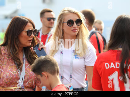 Nicky Pike (sinistra), moglie di Ashley Young, Annabel Peyton, partner di Inghilterra del Jack e Butland Rebecca Vardy, moglie di Jamie Vardy prima della Coppa del Mondo FIFA, quarti di finale corrispondono a Samara Stadium. Foto Stock