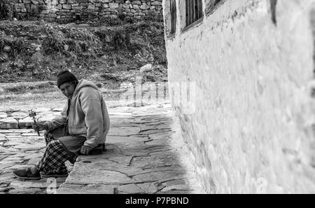 Paro, Bhutan - 11 Aprile 2016: Un bhutanesi non identificato sulla filatura di pellegrinaggio buddista tibetana ruota di preghiera a Kyichu Lhakhang tempio. - Kyichu Lhak Foto Stock