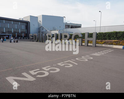 EDINBURGH, Regno Unito - circa giugno 2018: Edimburgo segno di acciaio all'aeroporto di Edimburgo Foto Stock