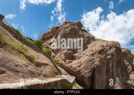 Il castello di Alamut nella montagna di Alamut in Iran. Alamut era una fortezza di montagna situato nella regione di Alamut nel sud del Mar Caspio provincia di Daylam Foto Stock