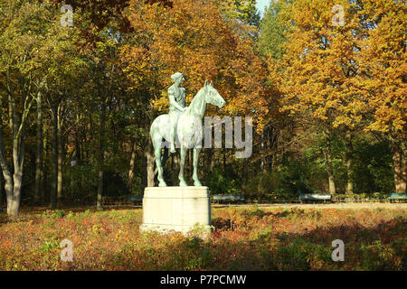 Inglese: Amazone zu Pferde da Louis Tuaillon (1862-1919) - Tiergarten di Berlino, Germania. 8 novembre 2014, 05:52:28 19 Amazone zu Pferde - Tiergarten di Berlino, Germania - DSC09457 Foto Stock