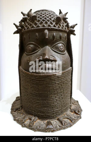 Inglese: presentano nel Museo Berggruen, Schloßstraße 1, 14059 Berlino, Germania. Questa illustrazione è in causa il suo creatore(s) sono morte più di 70 anni fa. Il 15 novembre 2014, 07:52:03 265 Memorial testa, Benin unito, XVIII secolo bronze - Museum Berggruen - DSC03770 Foto Stock