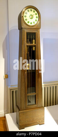 249 Longcase clock, disegnato da Bruno Paul, realizzato da Vereinigte Werkstatten fur Kunst im Handwerk, Monaco di Baviera, c. 1906, rovere, smalto, vetro - Bröhan Museum di Berlino - DSC04013 Foto Stock