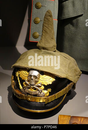 Inglese: presentano nell'Braunschweigisches Landesmuseum, Braunschweig, Germania. Questo lavoro è il perché il creatore(s) sono morte più di 70 anni fa. 18 Novembre 2014 08:29:02 310 Pickelhaube con la copertura, Germania, 1914-1916 AD - Braunschweigisches Landesmuseum - DSC04663 Foto Stock