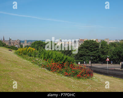 EDINBURGH, Regno Unito - circa giugno 2018: Il tumulo collina artificiale che collega la nuova e la vecchia città Foto Stock