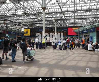 EDINBURGH, Regno Unito - circa giugno 2018: Edinburgh Waverly stazione ferroviaria Foto Stock