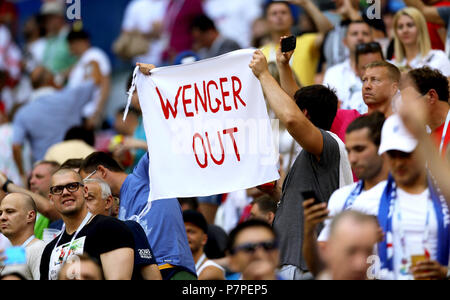 Ventilatori in gabbie tenere fino a Wenger banner fuori durante la Coppa del Mondo FIFA, quarti di finale corrispondono a Samara Stadium. Foto Stock