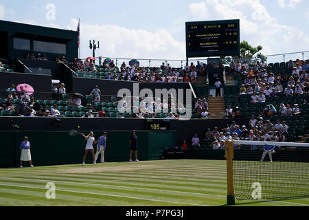 I posti a sedere vuoti appaiono sul campo due dopo le tre mentre Dominika Cibulkova gioca il sesto giorno del Wimbledon Championships all'All England Lawn tennis and Croquet Club, Wimbledon. Foto Stock