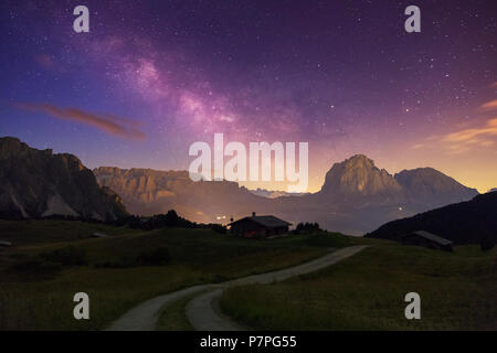 Il cielo di notte condito con migliaia di stelle sulla Val Gardena Dolomiti, Italia Foto Stock