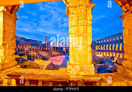 Arena di Pola amphiteather romana alba visualizza l'Istria, regione della Croazia Foto Stock