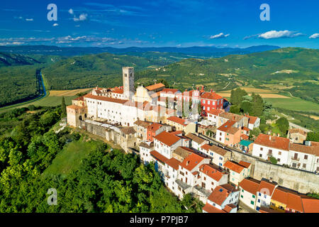 Idilliaca città sulla collina di Montona vista aerea, Istria regione della Croazia Foto Stock