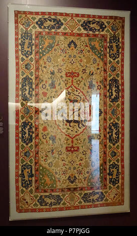 Inglese: presentano nel Museo del Tessuto, la George Washington University di Washington, DC, Stati Uniti d'America. La fotografia è stata ammessa nel museo senza restrizione. Questo lavoro è abbastanza vecchio in modo che sia in . 26 marzo 2015, 15:20:16 230 tappeto Kilim, Iran, Kashan, Safavid Dynasty, fine del XVI inizio XVII secolo D.C., seta, metallico avvolto di seta - museo tessile, George Washington University - DSC09561 Foto Stock