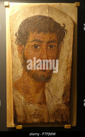 Inglese: presentano nel Museo Nazionale di Storia Naturale, Washington, DC, Stati Uniti d'America. Questa illustrazione è in quanto l'artista morì più di 70 anni fa. La fotografia è stata ammessa nel museo senza restrizione. 27 marzo 2015, 12:59:42 157 Fayum mummia ritratto, Fayum regione agricola, 50-200 AD - Museo Nazionale di Storia Naturale, Stati Uniti - DSC00553 Foto Stock