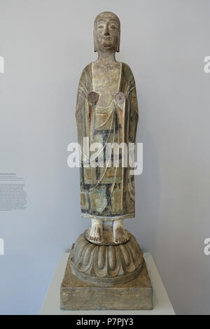 Inglese: presentano in Arthur M. Sackler Museum presso la Harvard University di Cambridge, Massachusetts, USA. Questa illustrazione è in quanto l'artista morì più di 70 anni fa. 11 aprile 2015, 10:56:22 354 Monaco permanente (bhiksu), 2 di 2, Cina settentrionale della dinastia Qi, 550-577 d.c. pietra arenaria rossa con policromia - Arthur M. Sackler Museum, Harvard University - DSC00840 Foto Stock