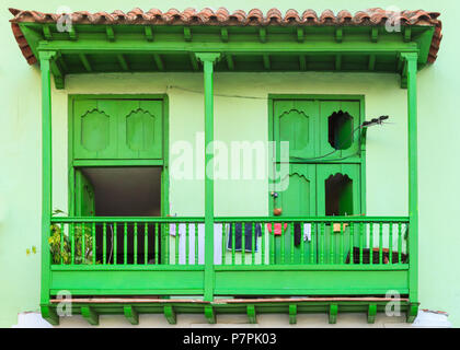 Balcone tradizionali, dipinta in verde brillante su una casa nella Habana Vieja, Old Havana, Cuba Foto Stock