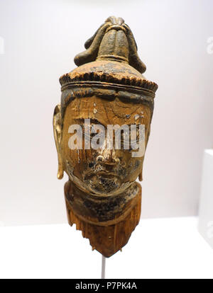Inglese: presentano in Arthur M. Sackler Museum presso la Harvard University di Cambridge, Massachusetts, USA. Questa illustrazione è in quanto l'artista morì più di 70 anni fa. 11 aprile 2015, 11:48:19 188 capo di un bodhisattva, attribuito a Jocho (d. 1057 AD), Giappone, periodo Heian, c. 1053 Annuncio, cipresso, policromia - Arthur M. Sackler Museum, Harvard University - DSC01162 Foto Stock