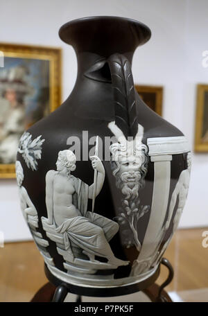 Inglese: presentano nel Fogg Art Museum, la Harvard University di Cambridge, Massachusetts, USA. Questa illustrazione è in quanto l'artista morì più di 70 anni fa . 11 aprile 2015, 12:05:42 318 Portland Vase, Josiah Wedgwood &AMP; Figli, c. 1795, n. 9 di una edizione limitata, blu-bianco e nero jasperware, vista 2 - Fogg Art Museum, Harvard University - DSC01279 Foto Stock