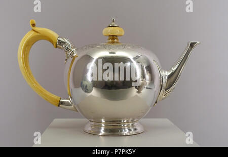 Inglese: presentano nel Fogg Art Museum, la Harvard University di Cambridge, Massachusetts, USA. Questa illustrazione è in quanto l'artista morì più di 70 anni fa. 11 aprile 2015, 12:13:53 364 Teiera, William Paradise, britannico, 1725-1726, argento, avorio - Fogg Art Museum, Harvard University - DSC01324 Foto Stock