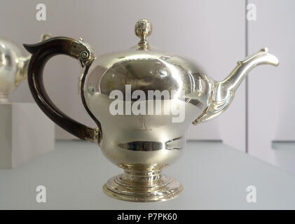 Inglese: presentano nel Fogg Art Museum, la Harvard University di Cambridge, Massachusetts, USA. Questa illustrazione è in quanto l'artista morì più di 70 anni fa. 11 aprile 2015, 12:14:03 364 Teiera, William Preist e William Shaw II, britannico, 1753-1754, argento, fruitwood - Fogg Art Museum, Harvard University - DSC01326 Foto Stock