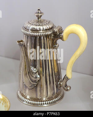 Inglese: presentano nel Fogg Art Museum, la Harvard University di Cambridge, Massachusetts, USA. Questa illustrazione è in quanto l'artista morì più di 70 anni fa. 11 aprile 2015, 12:15:05 93 Caffettiera, Paul de Lamerie, britannico, 1716-1720, argento, avorio - Fogg Art Museum, Harvard University - DSC01332 Foto Stock