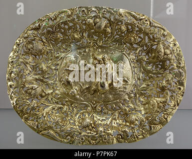 Inglese: presentano nel Fogg Art Museum, la Harvard University di Cambridge, Massachusetts, USA. Questa illustrazione è in quanto l'artista morì più di 70 anni fa. 11 aprile 2015, 12:16:46 134 piatto, Jacob Bodendeich, tedesco, ha lavorato in inghilterra, 1676-1677, argento dorato - Fogg Art Museum, Harvard University - DSC01341 Foto Stock