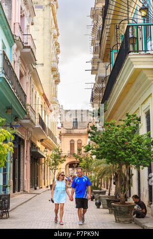 Giovane a piedi nella Avana Vecchia, la Habana Vieja, Cuba Foto Stock