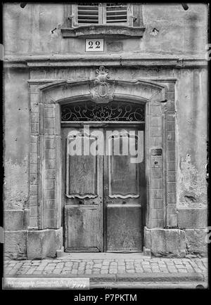 Saint-Maurice, Maison de la Pierre, Porte, vue d'ensemble; Vue d'ensemble de la Porte d'entrée de la maison de la Pierre. 1906 80 CH-NB - Saint-Maurice, Maison de la Pierre, Porte, vue d'ensemble - Collezione Max van Berchem - EAD-7635 Foto Stock