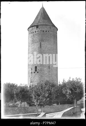 Romont (FR), Tour, vue partielle; Vue partielle du donjon de la ville de Romont, dans le canton de Fribourg et des arbres qui l'entourent. 1899 79 CH-NB - Romont (FR), Tour, vue partielle - Collezione Max van Berchem - EAD-8768 Foto Stock