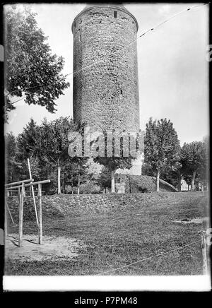 Romont (FR), Tour, vue partielle; Vue partielle du donjon de la ville de Romont, dans le canton de Fribourg et des arbres qui l'entourent. 1899 80 CH-NB - Romont (FR), Tour, vue partielle - Collezione Max van Berchem - EAD-8769 Foto Stock