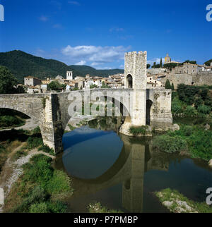 Città medievale fortificata e il ponte sul fiume Fluvia a Besalu, Catalogna, Spagna Foto Stock