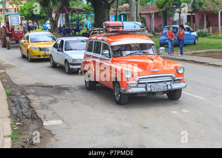 Traffico dietro un lento American classic car in Vinales, Pinar del Rio provincia, Cuba Foto Stock