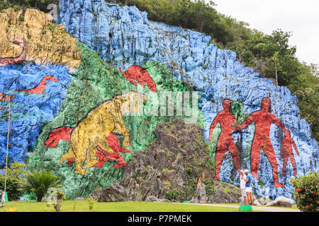 Attrazione turistica, un gigante di pietra dipinti a muro fatto per assomigliare ad un lavoro di epoca preistorica, nel Parque Nacional Viñales, Sierra de Viñales Cuba Foto Stock