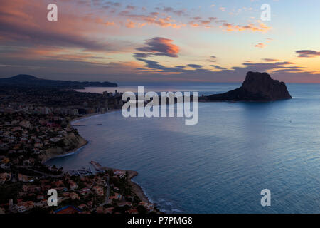 Sunrise su Calpe e il Penon de Fach Foto Stock